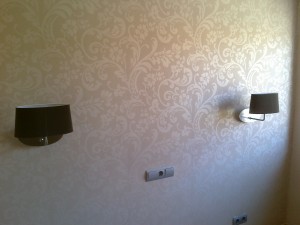 Distribución de electricidad en pared de cabecero de camas