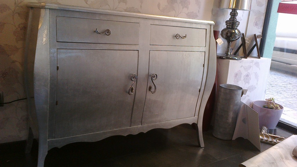 Aparador para vestibulo hecho en pan de plata por encargo