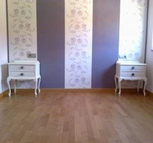 Papel pintado combinado guirnaldas y liso tonos malva