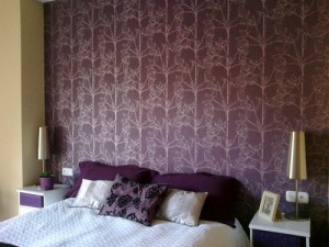 cabecero de cama empapelado tonos purpura