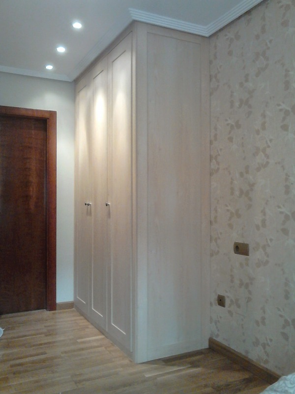 Armario a medida integrado en la pared del cabecero de cama