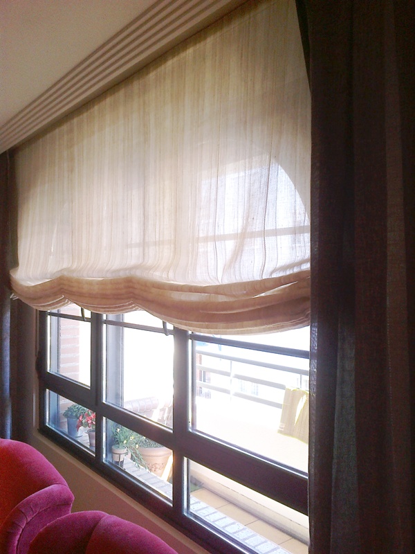 Detalle de estor salón a medida en color crudo