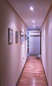 Vista del pasillo en beige y redistribución de cuadros