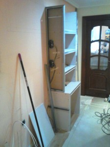 distribución de enchufes y tomas de telefononía e internet por las baldas de pladur