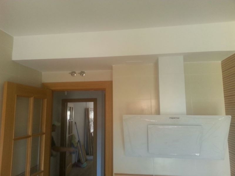 Ejecución de falsa viga para ocultar salida de humos extracción campana decorativa  en instalación de cocina