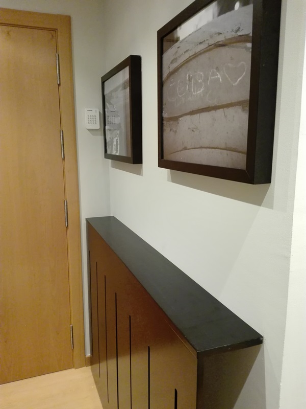 Cubrerradiador a medida lacado negro y cuadros Cuba tapacontadores para recibidor